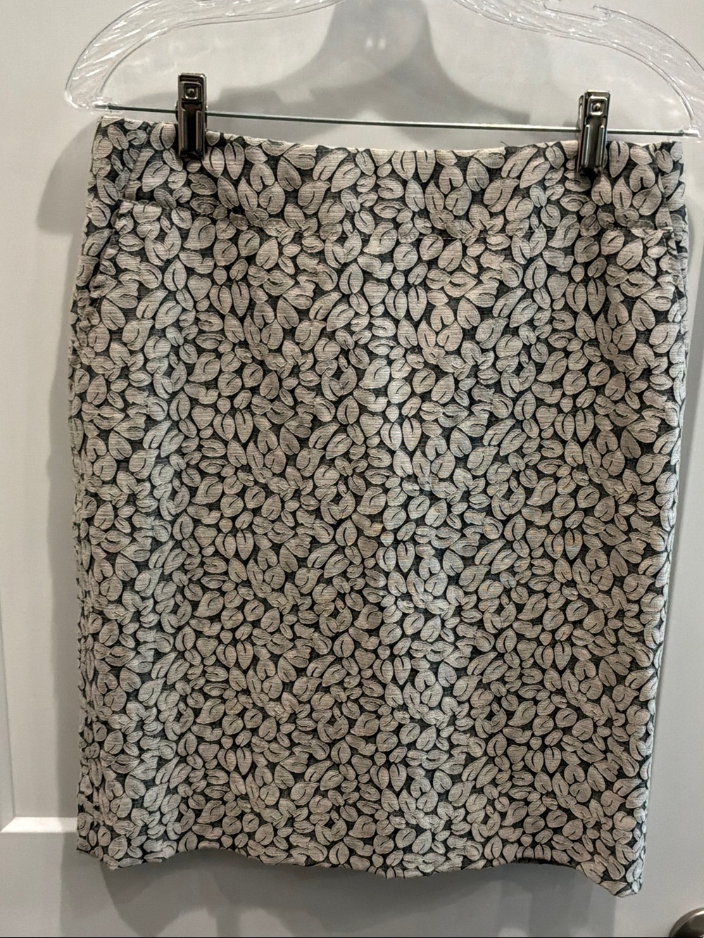 J. Crew Size 6 Gray and Cream Leaf-Print Pencil Skirt Lined Pockets